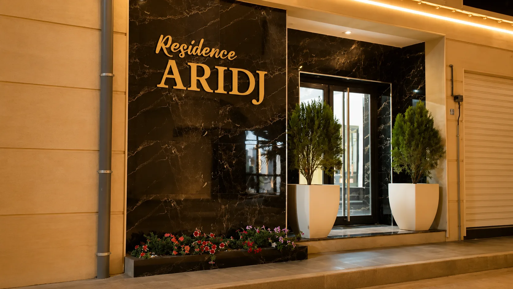 Entrée en marbre noir et lettrage doré de la Résidence Aridj